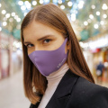 Lila munskydd i tyg för sport, antiviral, antimikrobiell, ViralOff på kvinna