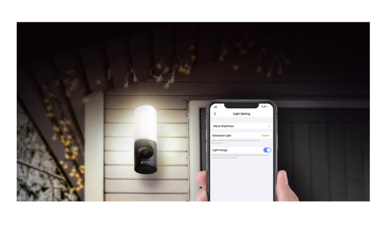 EZVIZ LC3 �VERVAKNINGSKAMERA + UTOMHUSLAMPA